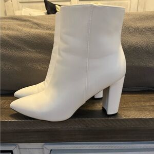 White ankle boots / faux leather